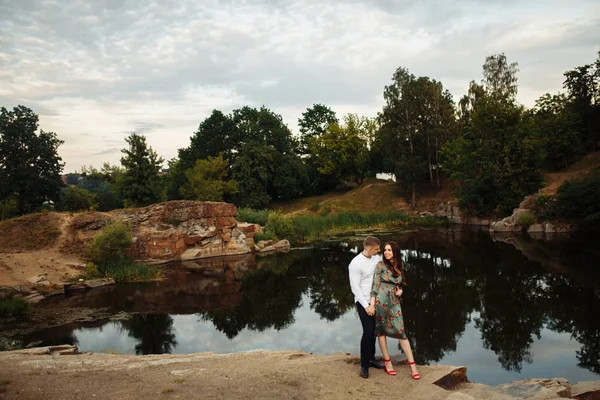 Lyckliga Vackra Unga Paret Poserar Vid Sjön — Stockfoto