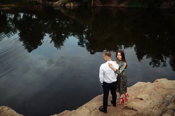 Feliz Hermosa Pareja Joven Posando Junto Lago — Foto de Stock