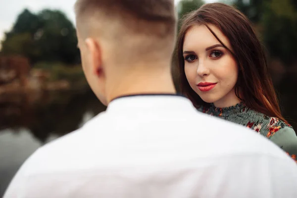 Happy Beautiful Young Couple Posing Lake — Stock Photo, Image