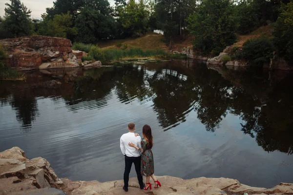 湖でポーズをとって幸せな美しい若いカップル — ストック写真