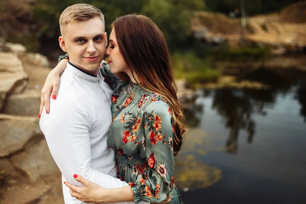 Glücklich Schönes Junges Paar Posiert See — Stockfoto