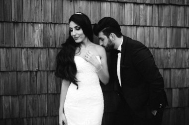 ahşap duvar tarafından yeni evli genç güzel birkaç mutlu