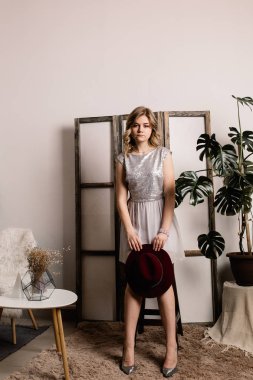 şapka poz ile genç güzel kadın