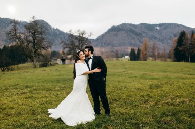 Yeni evliler açık havada Genç güzel birkaç mutlu