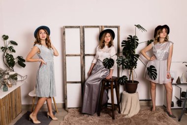  ve annesi şapkalar kapalı poz içinde güzel kızı