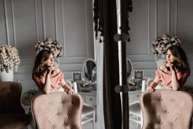  kapalı poz güzel orta yaşlı kadın