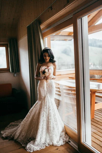 室内でポーズをとる幸せな若い花嫁 — ストック写真
