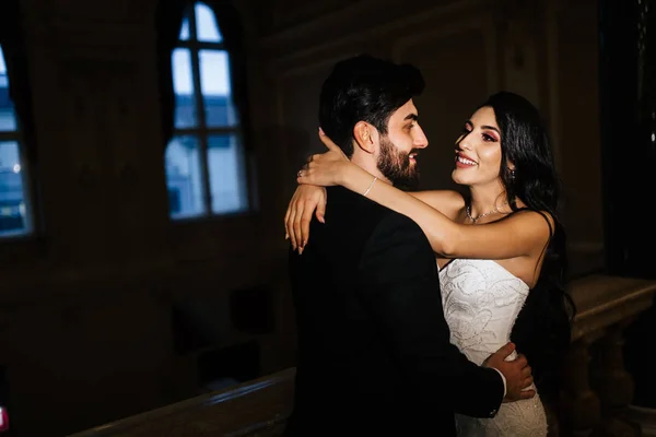 Feliz Joven Hermosa Pareja Recién Casados Abrazando — Foto de Stock