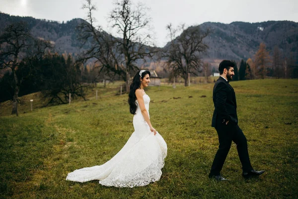 Feliz Joven Hermosa Pareja Recién Casados Aire Libre — Foto de Stock