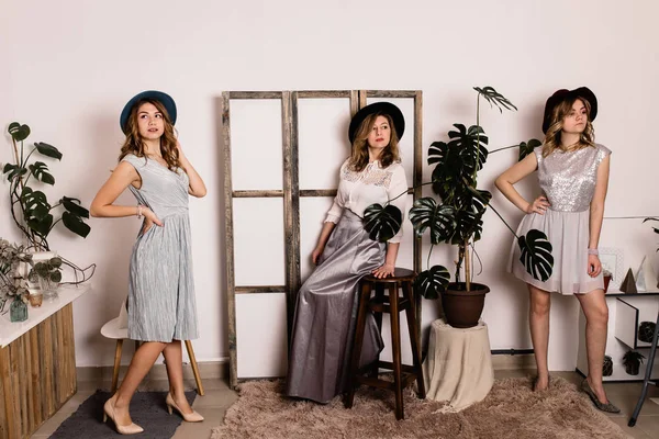  ve annesi şapkalar kapalı poz içinde güzel kızı