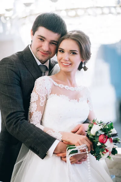 Yeni evliler kucaklayan genç güzel birkaç mutlu