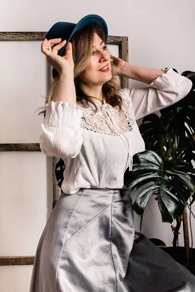  kapalı poz güzel orta yaşlı kadın