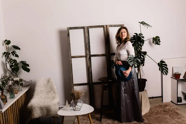  kapalı poz güzel orta yaşlı kadın