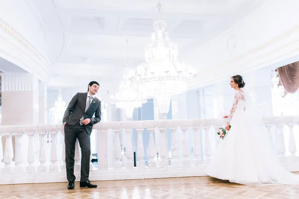 Jovem Feliz Belo Casal Recém Casados Salão — Fotografia de Stock