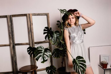 şapka poz ile genç güzel kadın