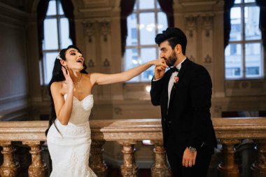 mutlu genç güzel birkaç yeni evliler. damat gelinin el öpüşme