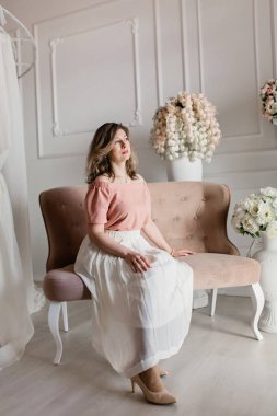  Kanepenin üzerinde poz güzel orta yaşlı kadın 