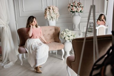  Kanepenin üzerinde poz güzel orta yaşlı kadın 