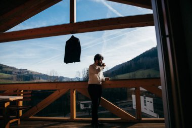 Genç yakışıklı damat kahve içme