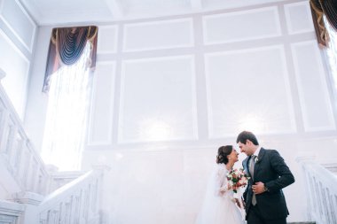 merdiven üzerinde yeni evli genç güzel birkaç mutlu