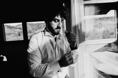 Genç yakışıklı damat hazırlanıyor 