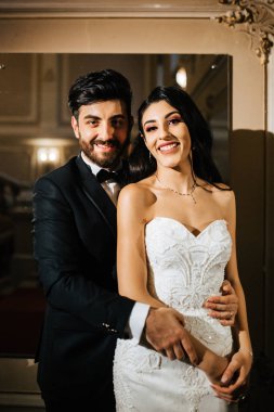 Yeni evliler kucaklayan genç güzel birkaç mutlu