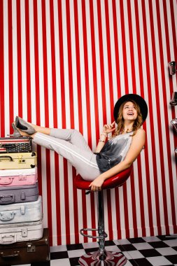 Studio bavul ile poz şapkalı genç güzel kadın