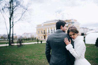 Mutlu, genç, güzel bir çift yeni evli. 