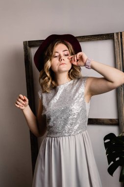 şapka poz ile genç güzel kadın