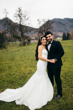 Yeni evliler açık havada Genç güzel birkaç mutlu