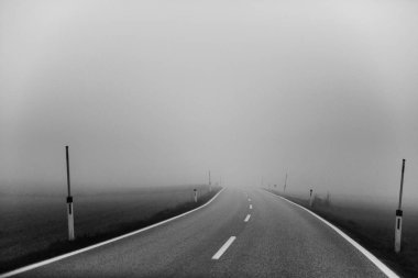 siyah ve beyaz dramatik atış alanında yol asfalt