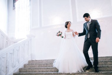 mutlu genç güzel çift yeni evliler merdiven