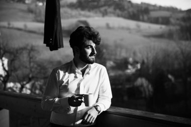 Genç yakışıklı damat kahve içme