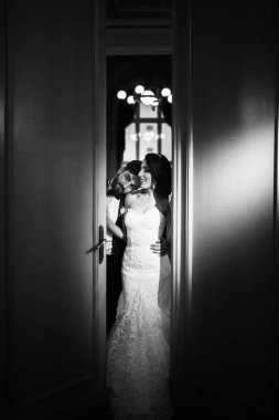 Yeni evliler imdoors mutlu genç güzel çift