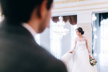 Yeni evliler salonunda genç güzel birkaç mutlu