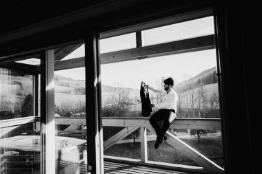 terasta oturan genç yakışıklı damat 