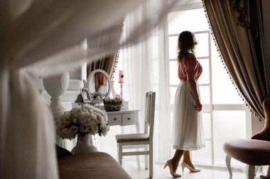  Cam kenarında poz güzel orta yaşlı kadın 