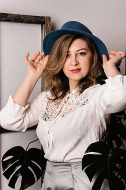  kapalı poz güzel orta yaşlı kadın