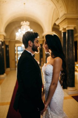 Mutlu, genç, güzel bir çift yeni evli.