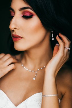 İçeride poz veren mutlu, genç gelin.