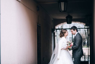 Mutlu, genç, güzel bir çift yeni evli. 