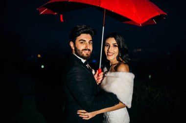 Mutlu, genç, güzel bir çift yeni evli.