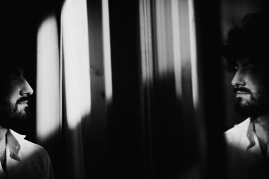 Aynaya bakmak genç yakışıklı damat 