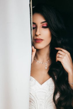 İçeride poz veren mutlu, genç gelin.