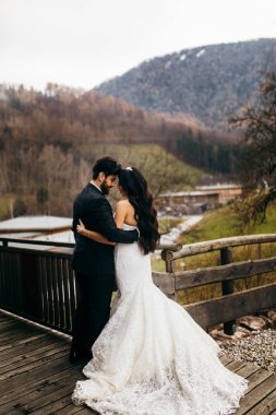 Yeni evliler açık havada Genç güzel birkaç mutlu