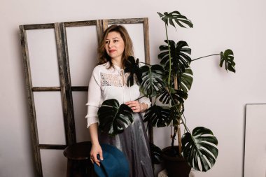  kapalı poz güzel orta yaşlı kadın