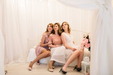  ve kanepeye poz annesi güzel kızı 