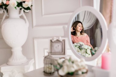  kapalı poz güzel orta yaşlı bir kadın. Aynada yansıması