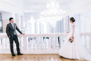 Yeni evliler salonunda genç güzel birkaç mutlu