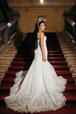 İçeride poz veren mutlu, genç gelin.